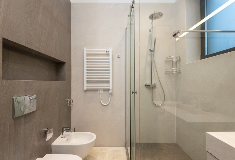 Какой трап выбрать для walk-in душа: критерии и расчёты