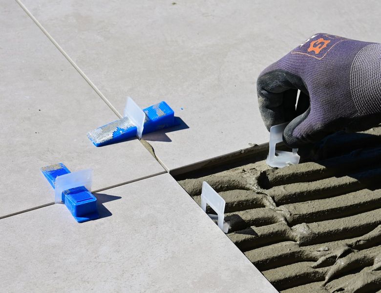 Нужно ли учитывать влажность и температуру в помещении при укладке крупноформатного керамогранита?